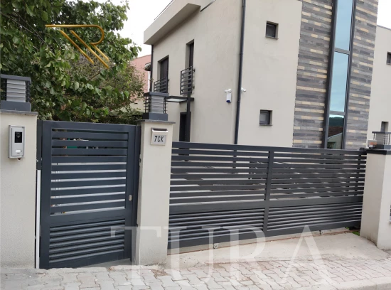 Modern villa kapıları