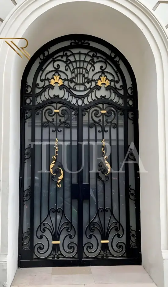 Apartman kapısı