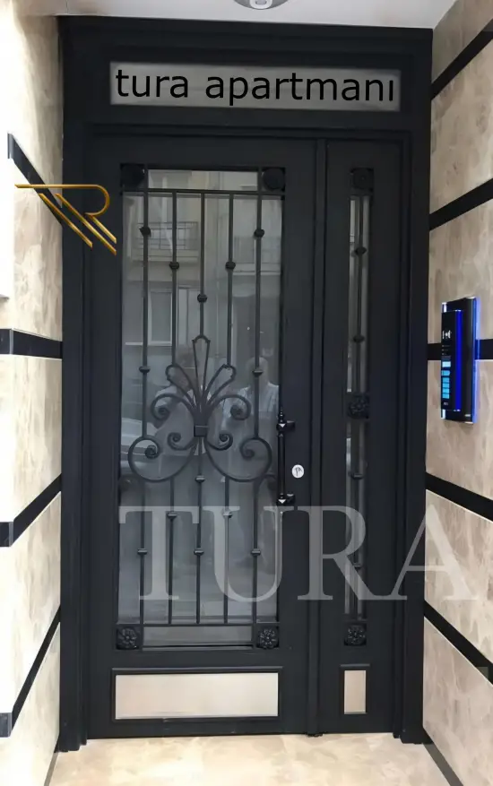 Apartman kapısı